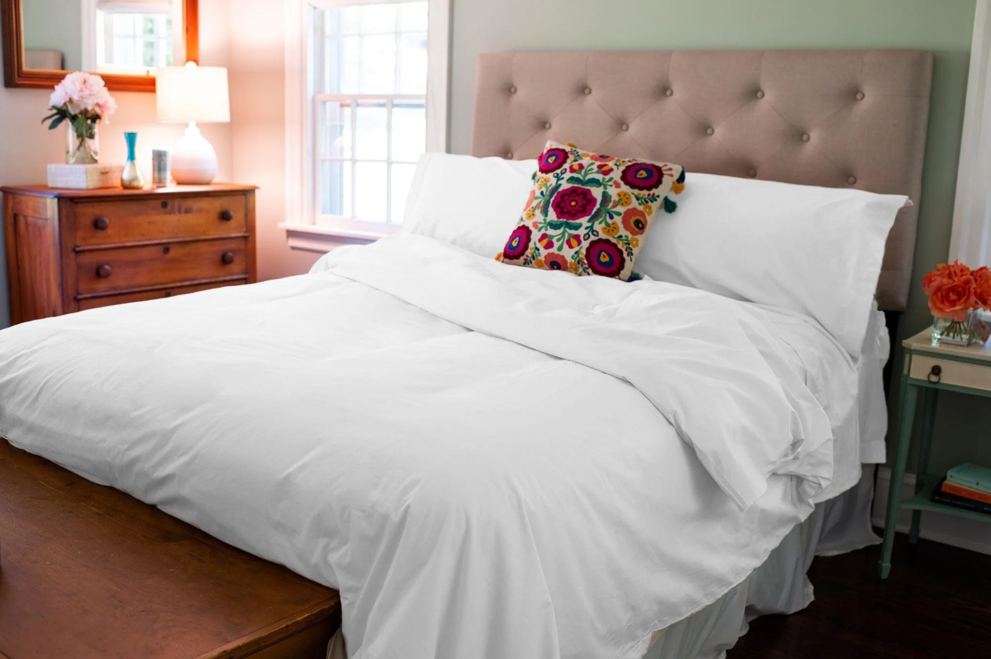 bed spread of white duvet cover set